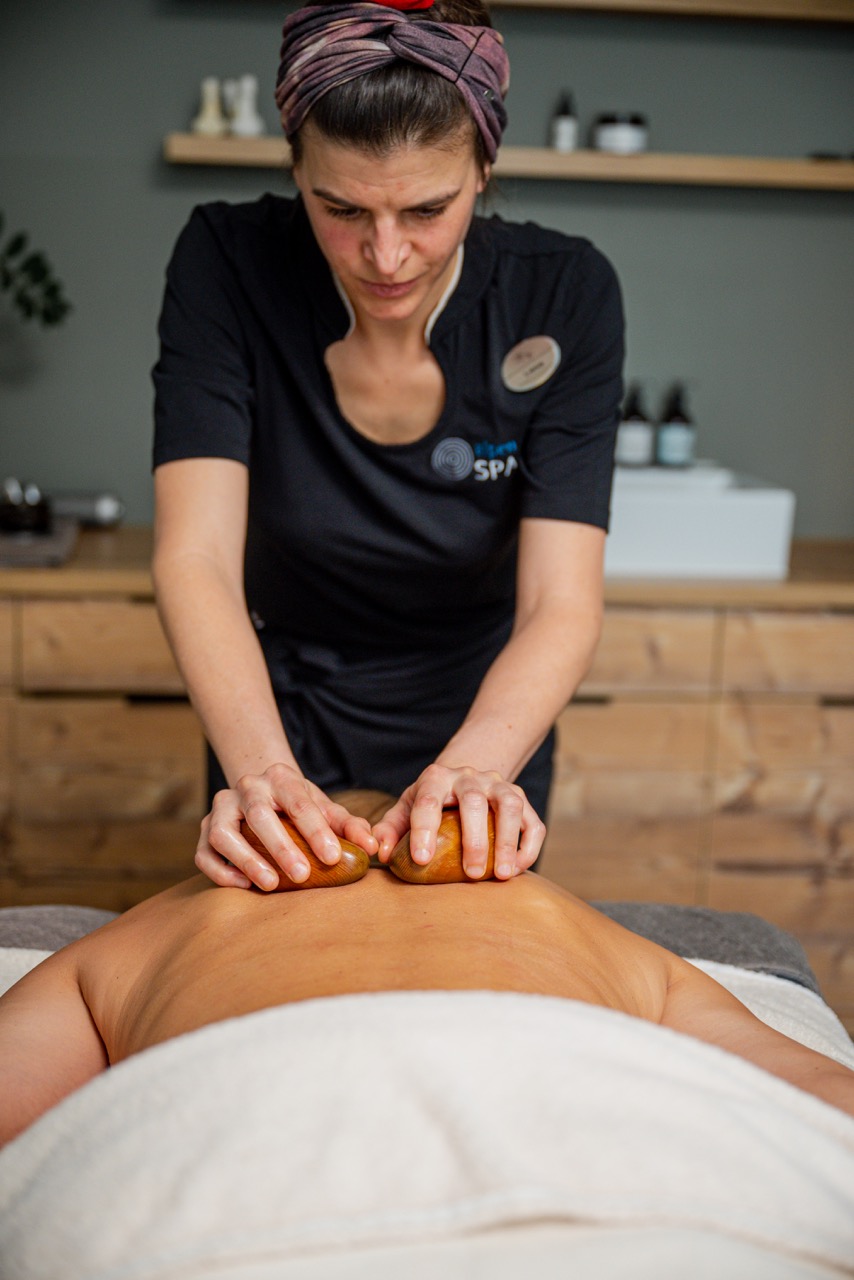 Spa-Behandlung mit Stempelkissen-Massage in einem Alpenhotel
