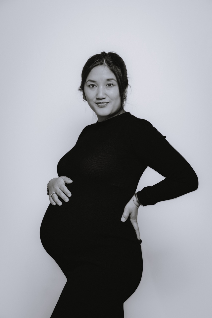 Schwangerschaftsportrait in Schwarz-Weiss — Frau im schwarzen Kleid