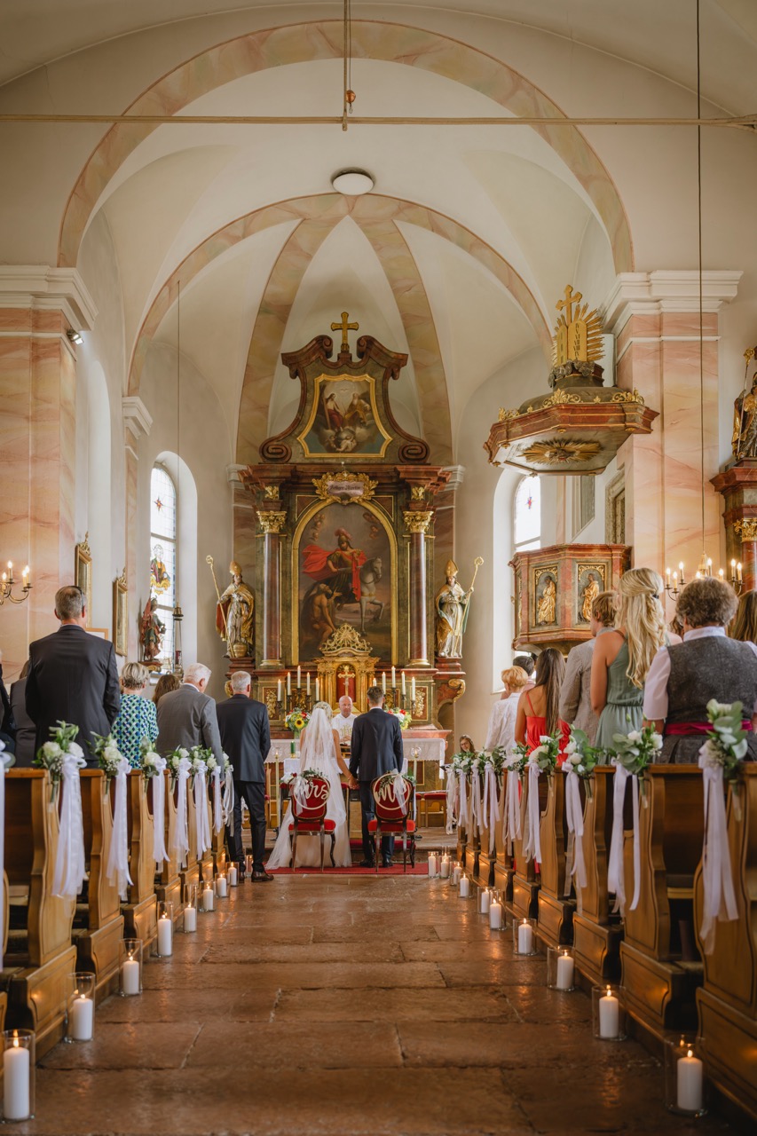 Kirchliche Trauung — Blick durch das Kirchenschiff zum geschmückten Altar